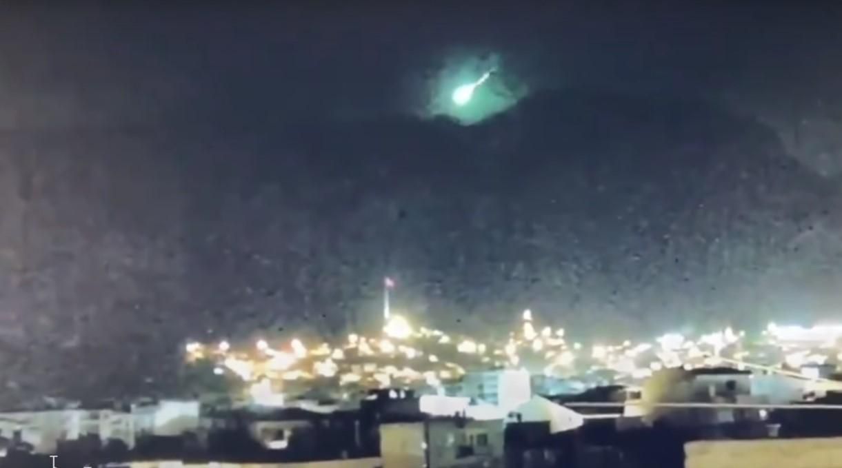 В охваченной пожарами Турции упал метеорит: видео - 24 Канал