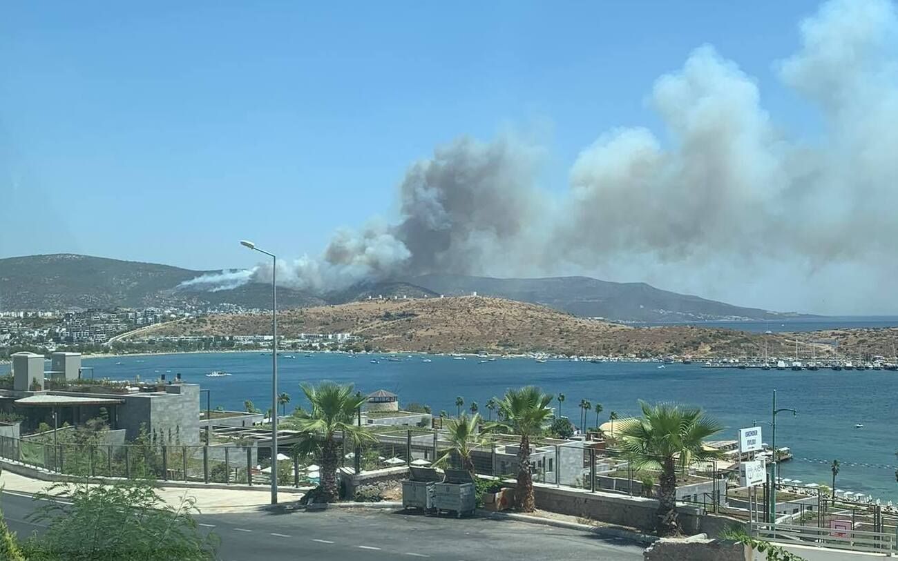 Локалізована пожежа у Бодрумі спалахнула знову: фото, відео Локалізована пожежа у Бодрумі спалахнула знову: фото, відео