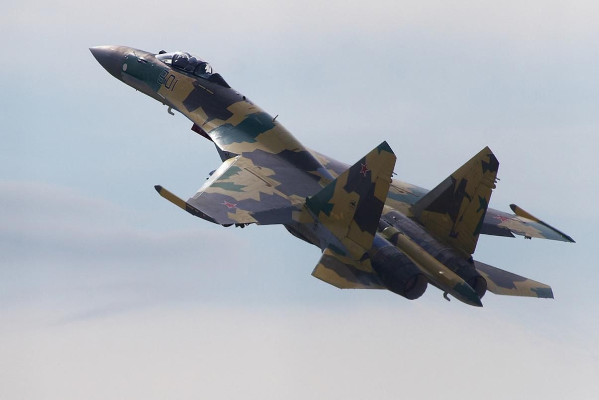 У Росії під час тренувального польоту розбився військовий літак Су-35