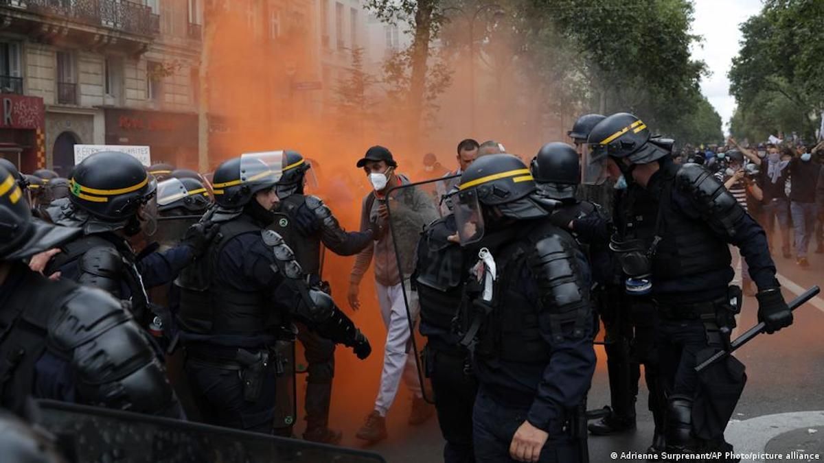 Масові протести й бійки з поліцією у Франції 31 липня – відео