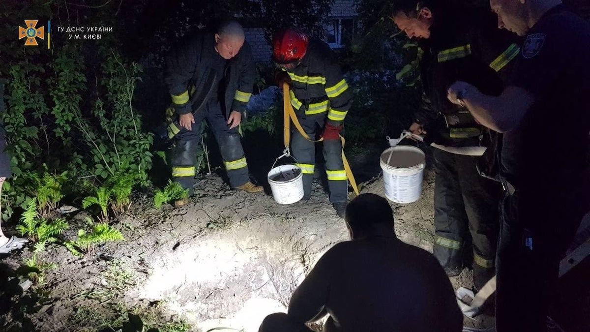 Похоронило заживо: мужчина в Киеве погиб, когда копал колодец во дворе