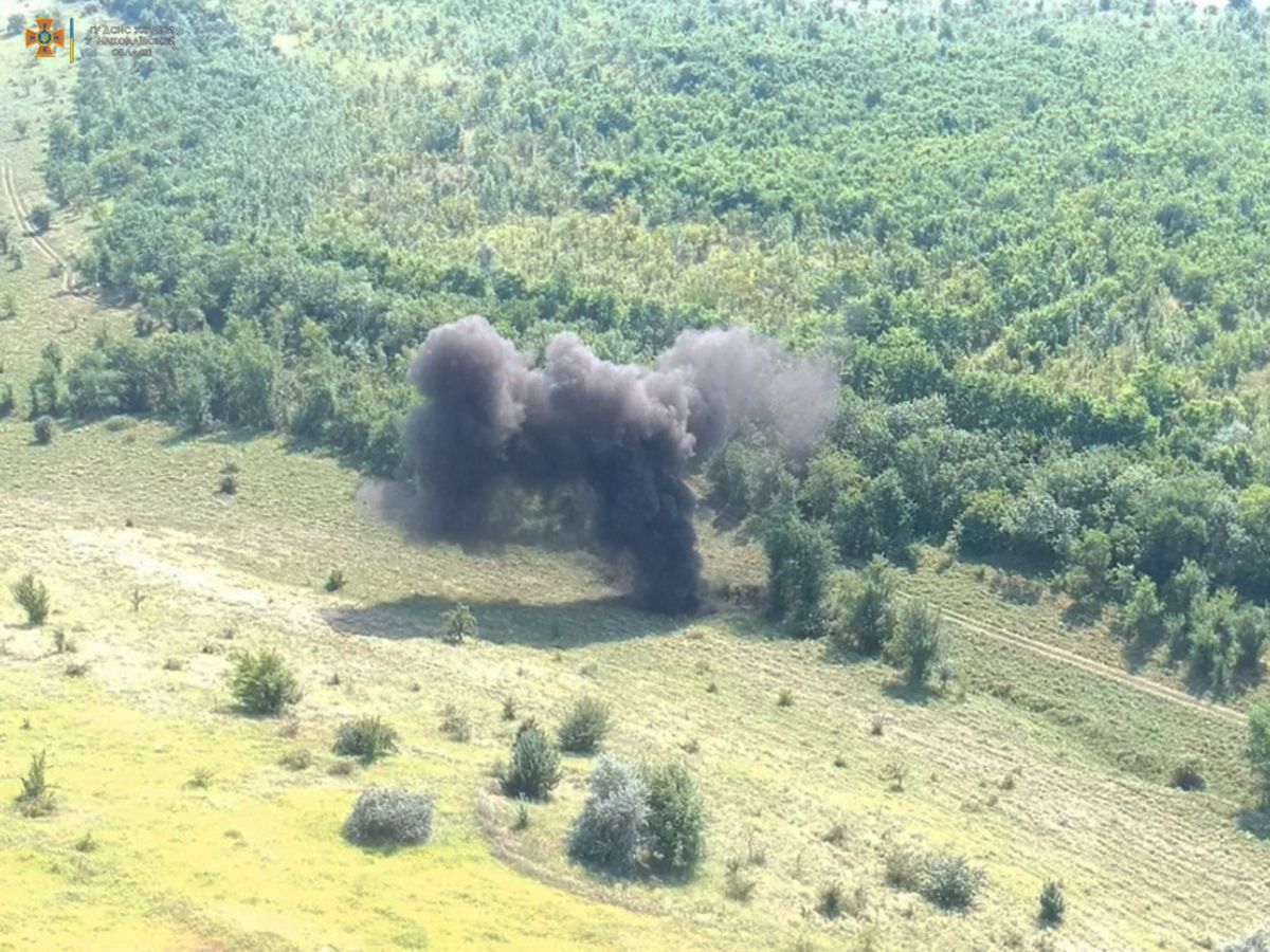 Під Миколаєвом підірвали понад 500 артснарядів: фото