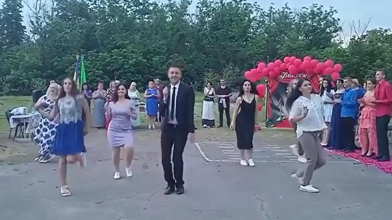 Вчитель з Полтавщини підкорив мережу танцем із випускниками: відео