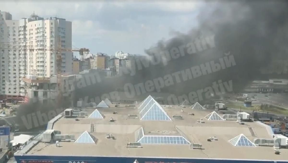 В Киеве произошел крупный пожар возле Пирамиды