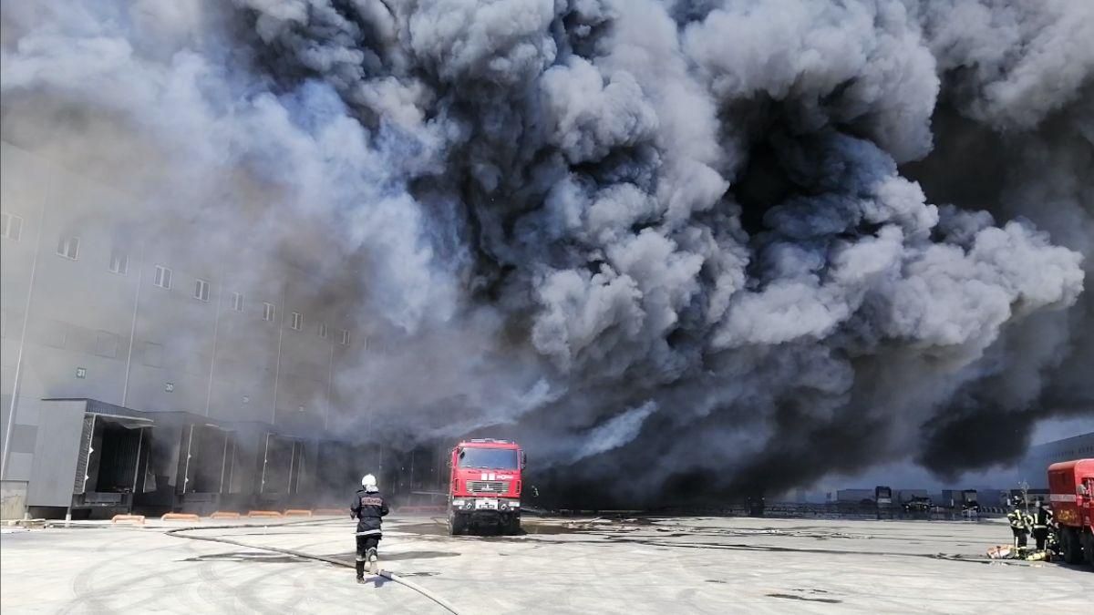 Рятувальники погасили величезну пожежу на складах під Одесою