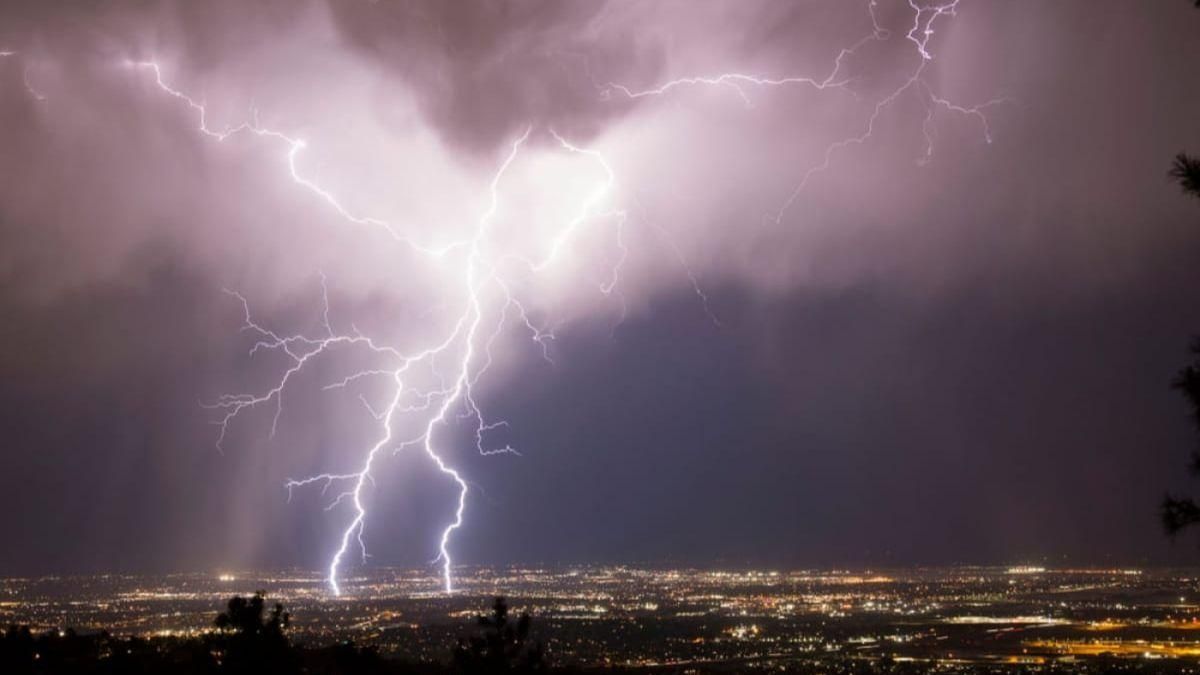 Київ та ще кілька регіонів накриють потужні грози та шквали Київ та ще кілька регіонів накриють потужні грози та шквали