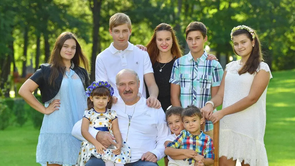 Лукашенко з внуками