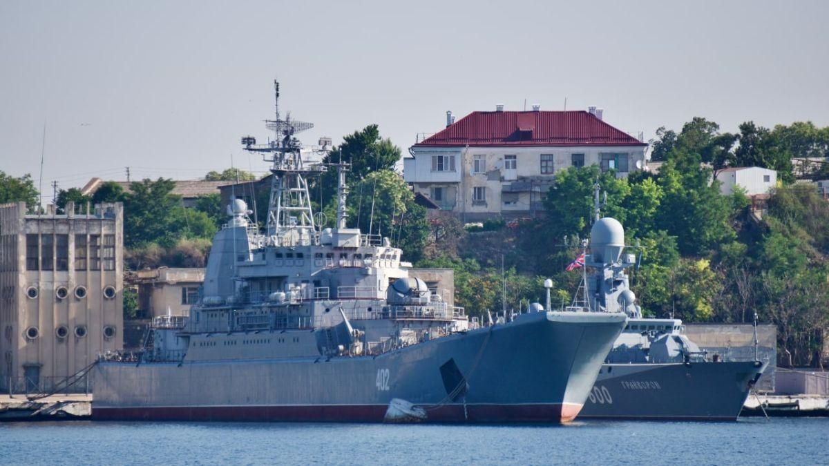 Окупанти підняли триколор над українським кораблем Ольшанський