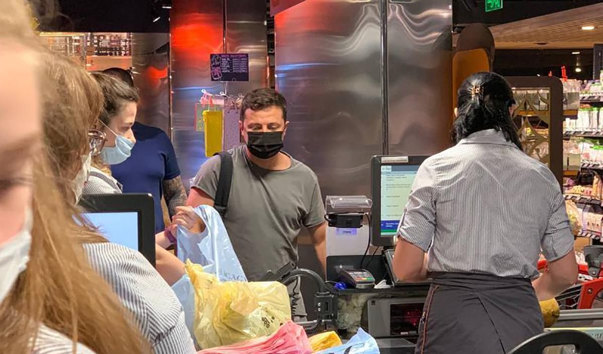 Зеленського зі сином і охороною помітили в одному з супермаркетів Києва Зеленського зі сином і охороною помітили в одному з супермаркетів Києва