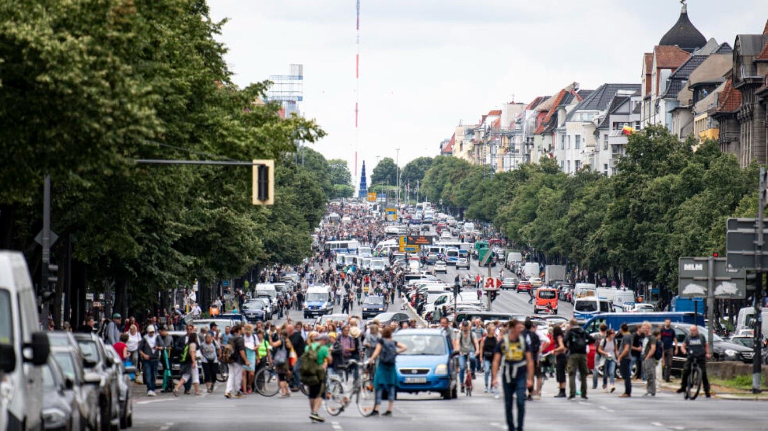 У Берліні тисячі людей протестували проти карантинних обмежень