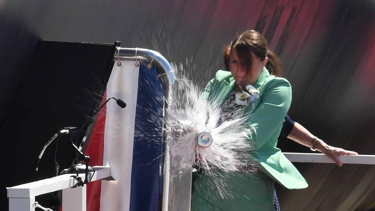 С третьей попытки: видео курьезного крещения новой субмарины флота США С третьей попытки: видео курьезного крещения новой субмарины флота США