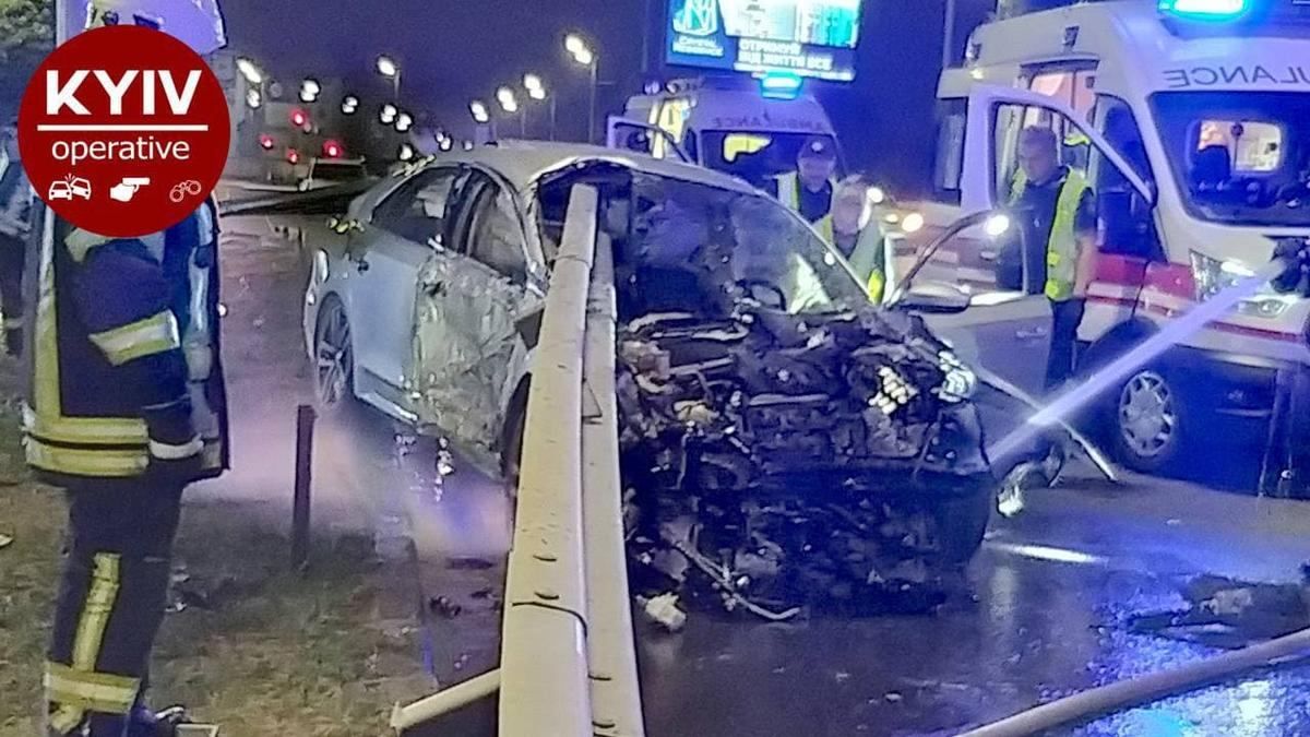 В Киеве на Саперно-Слободской отбойник насквозь проткнул легковушку В Киеве на Саперно-Слободской отбойник насквозь проткнул легковушку