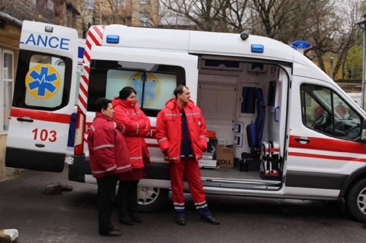 Поранений львів'янин напав на медиків швидкої і намагався вистрибнути з вікна Поранений львів'янин напав на медиків швидкої і намагався вистрибнути з вікна