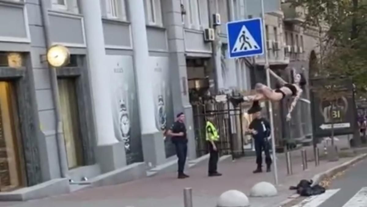 У Києві напівгола дівчина залізла на дорожній знак аби потанцювати У Києві напівгола дівчина залізла на дорожній знак аби потанцювати