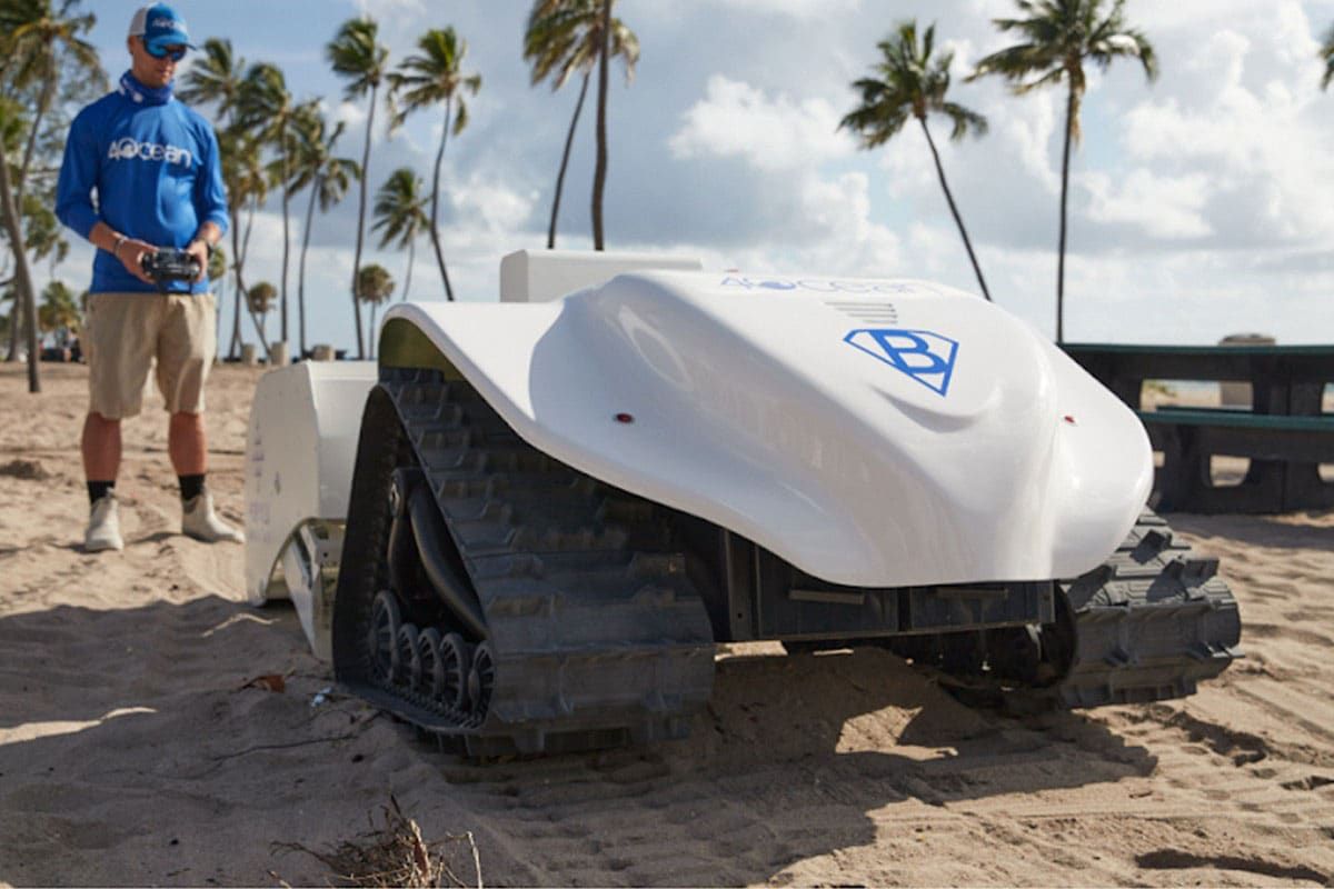 Робот-прибиральник: робот прибирає пляжі Америки