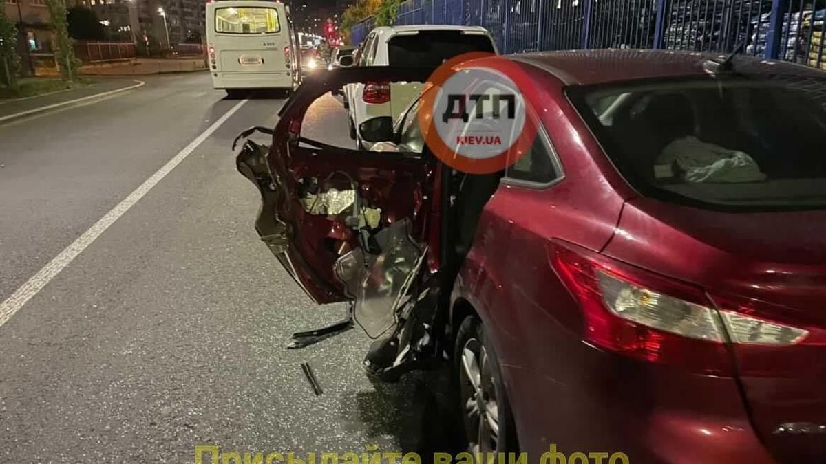 На Позняках у Києві маршрутка ледве не відірвала двері легковика На Позняках у Києві маршрутка ледве не відірвала двері легковика