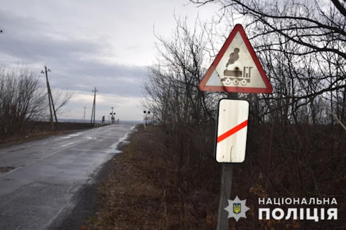 На Буковині мотоцикліст потрапив під потяг 01.08.2021: він не вижив На Буковині мотоцикліст потрапив під потяг 01.08.2021: він не вижив