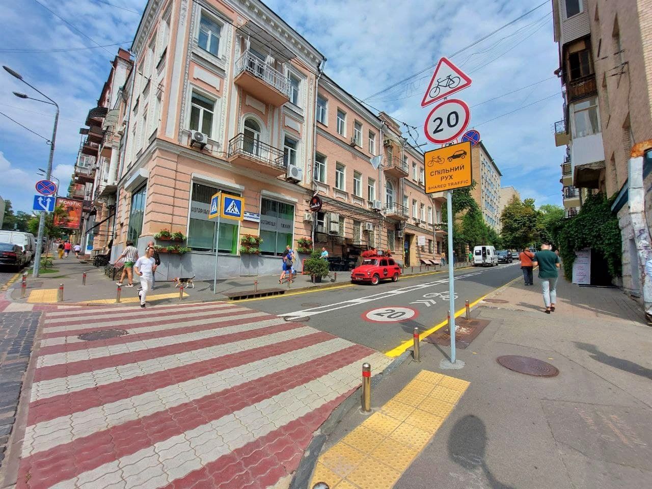 Спільний рух транспорту та велосипедів на вулиці Паторжинського