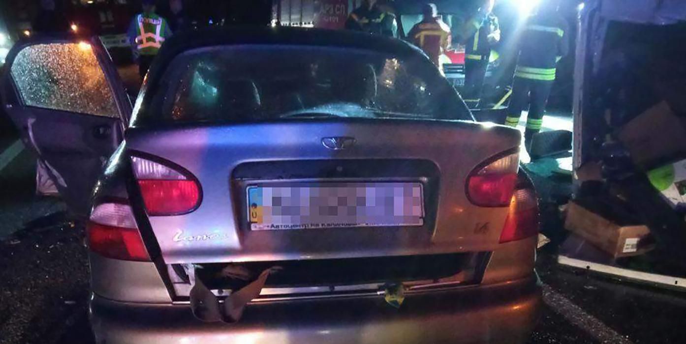 Медики рятують сім'ю, яка потрапила в ДТП за участю 4 авто Медики рятують сім'ю, яка потрапила в ДТП за участю 4 авто