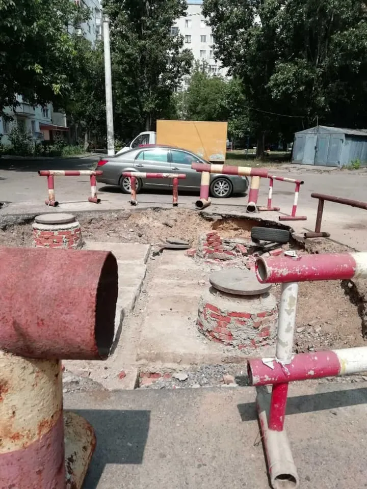 Автомобіль провалився в колектор в Одесі