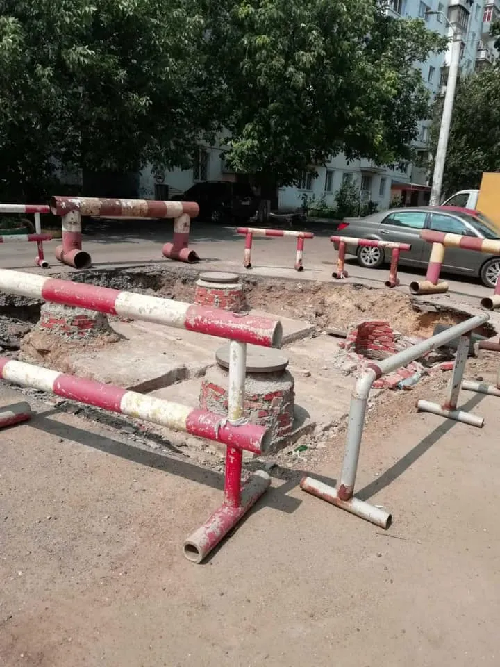 Автомобіль провалився в колектор в Одесі Автомобіль провалився в колектор в Одесі