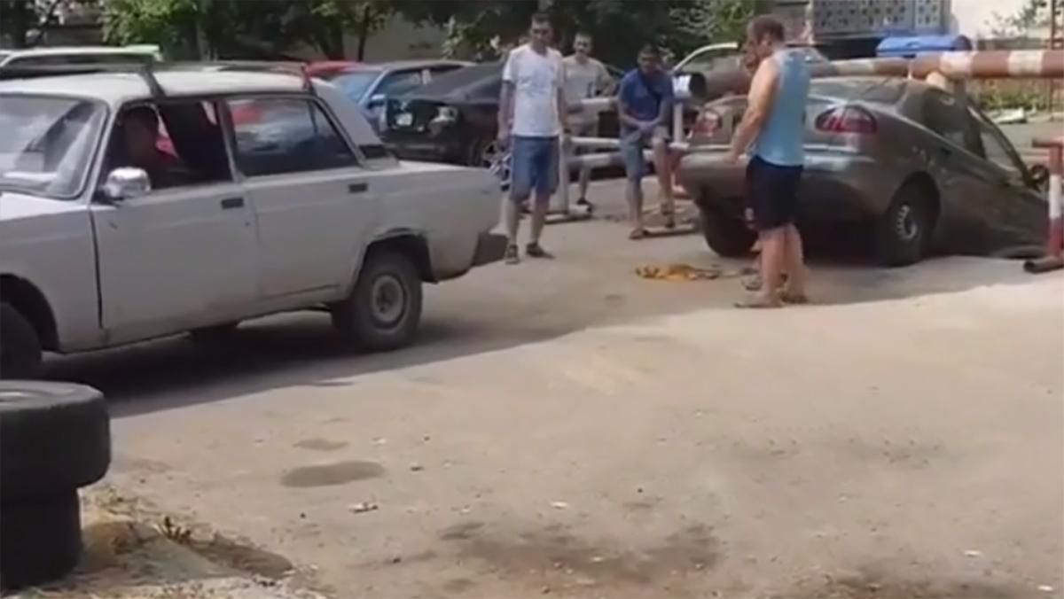 Lanos провалился в яму коммунальщиков в Одессе: подают в суд Lanos провалился в яму коммунальщиков в Одессе: подают в суд