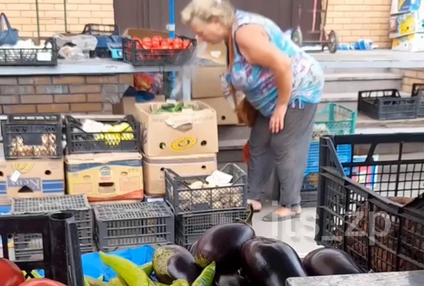 В Запорожье продавец оплевали прилавок с овощами: видео