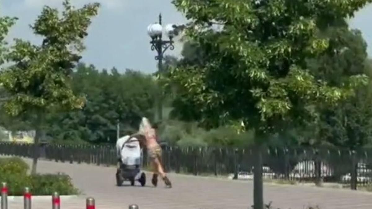 У Києві спортивна мама з візочком каталась на роликах: відео