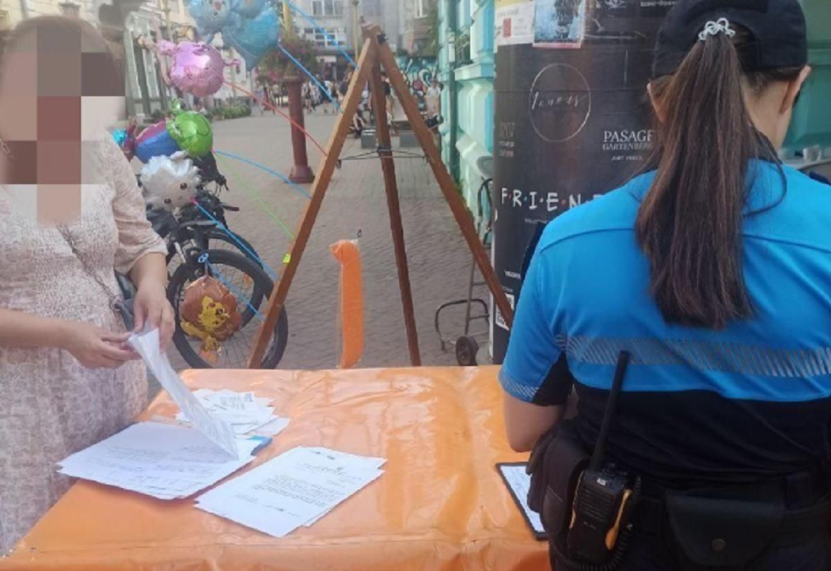 В Ивано-Франковске продавец облила уличных музыкантов водой В Ивано-Франковске продавец облила уличных музыкантов водой