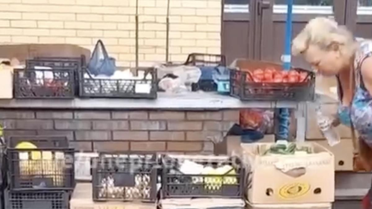 В Запорожье продавец на рынке плевала на овощи – отвратительное видео
