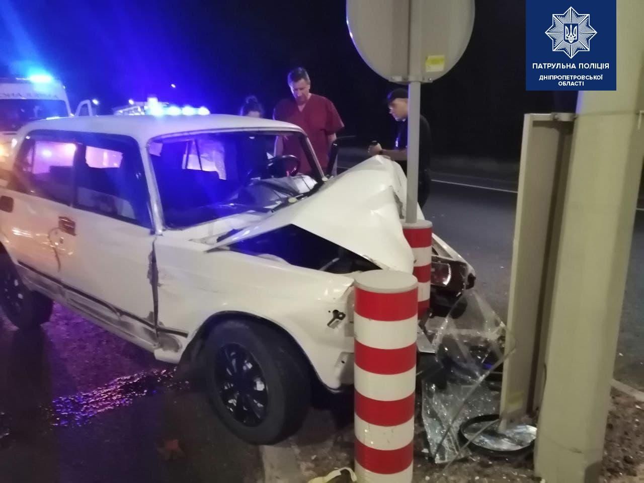 У Дніпрі п'яний водій скоїв ДТП, врізався у стовп та заснув