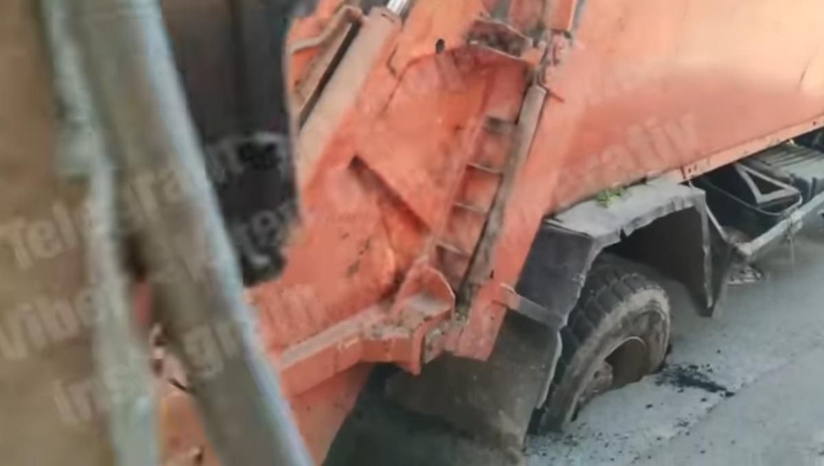 В Киеве под землю провалился мусоровоз В Киеве под землю провалился мусоровоз