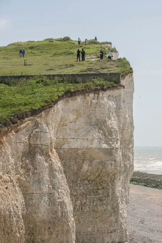 туристи на краю скелі туристи на краю скелі