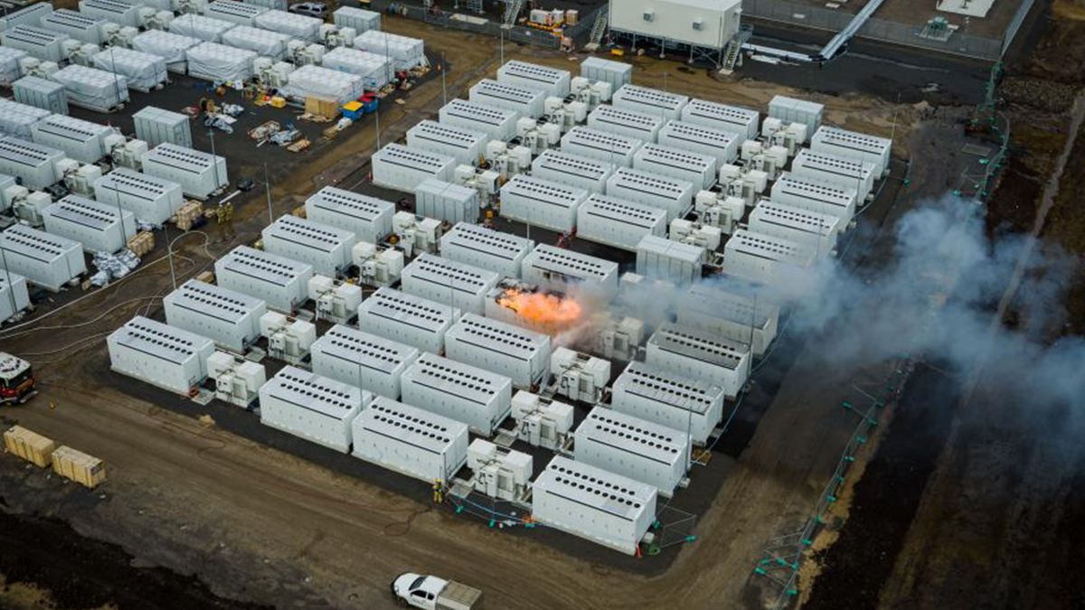 Енергоблок Tesla Megapack не могли загасити чотири дні Енергоблок Tesla Megapack не могли загасити чотири дні