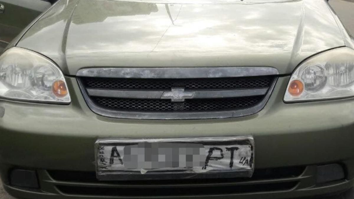 На Київщині спіймали водія, який їздив з намальованими номерами