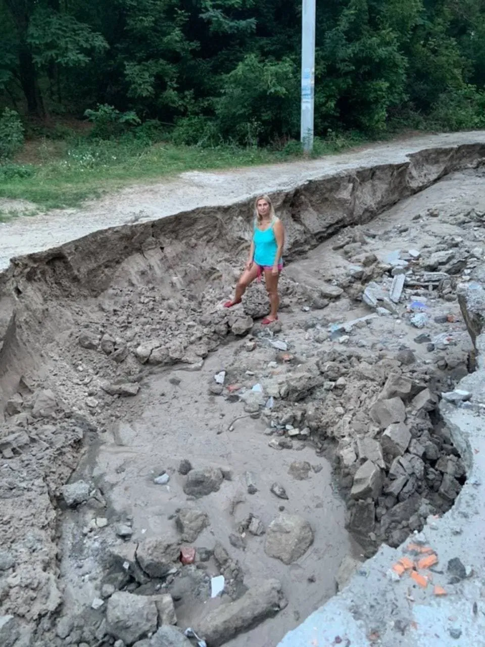 У Дніпрі утворився каньйон біля кладовища