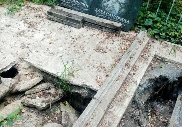 У Дніпрі розмило могили на кладовищі 