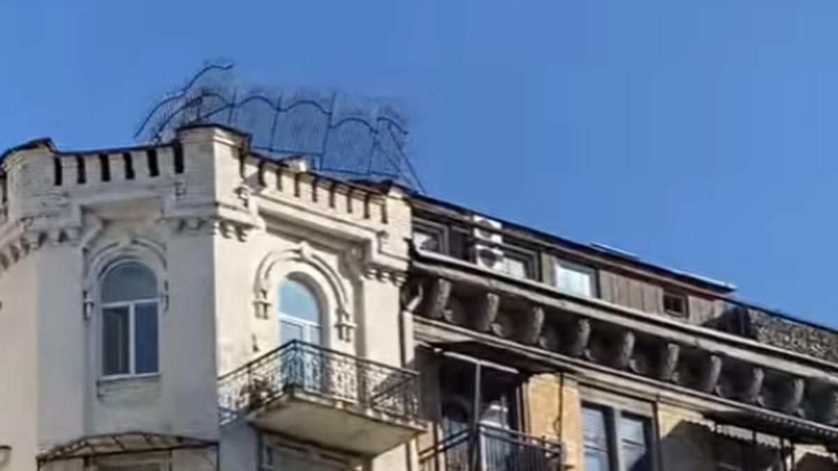 В центре Киева на крыше дома установили забор с колючей проволокой В центре Киева на крыше дома установили забор с колючей проволокой