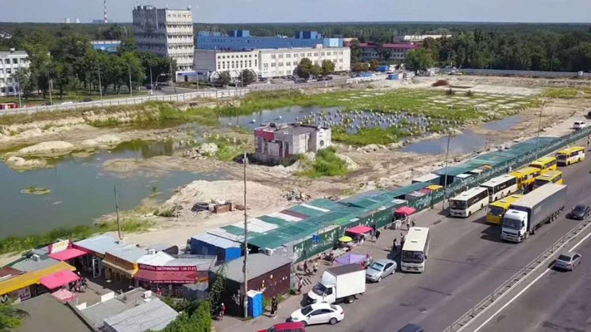 У Києві на місці недобудови утворилось озеро й оселились качки