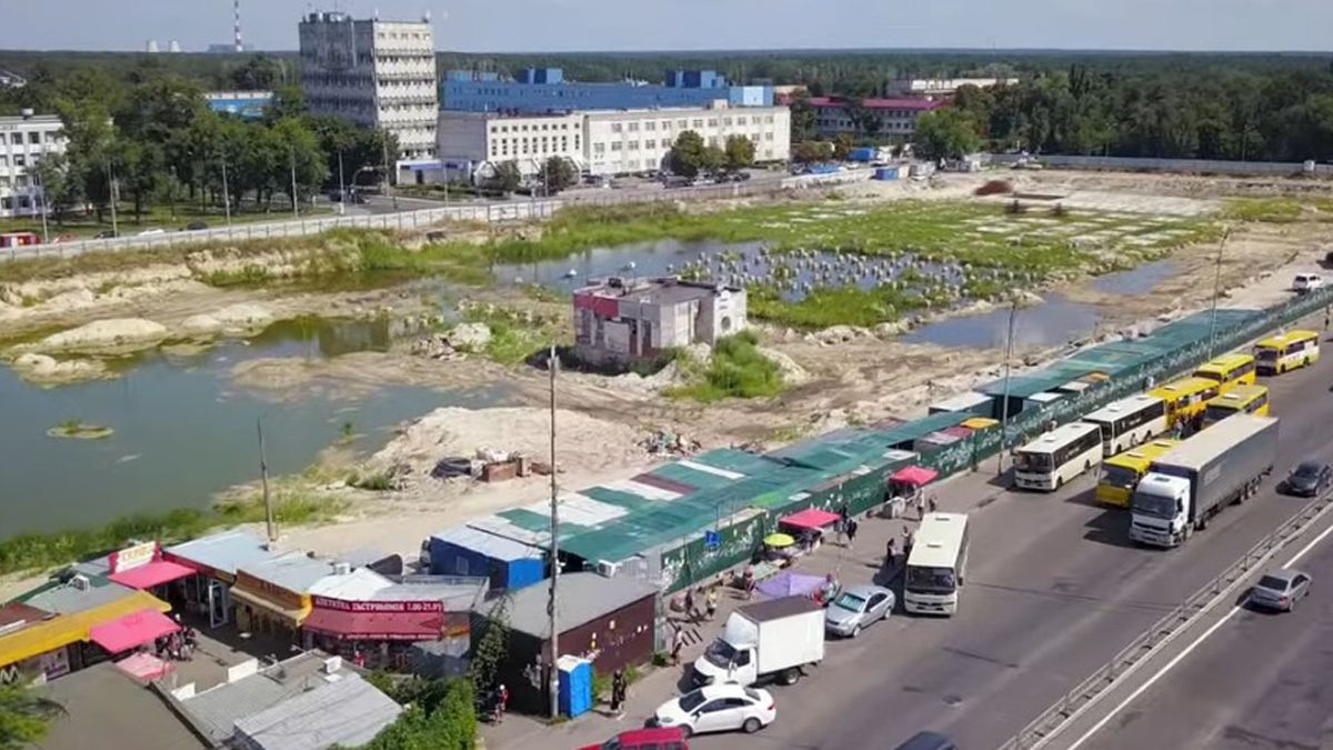 В Киеве на месте недостроя образовалось озеро и поселились утки