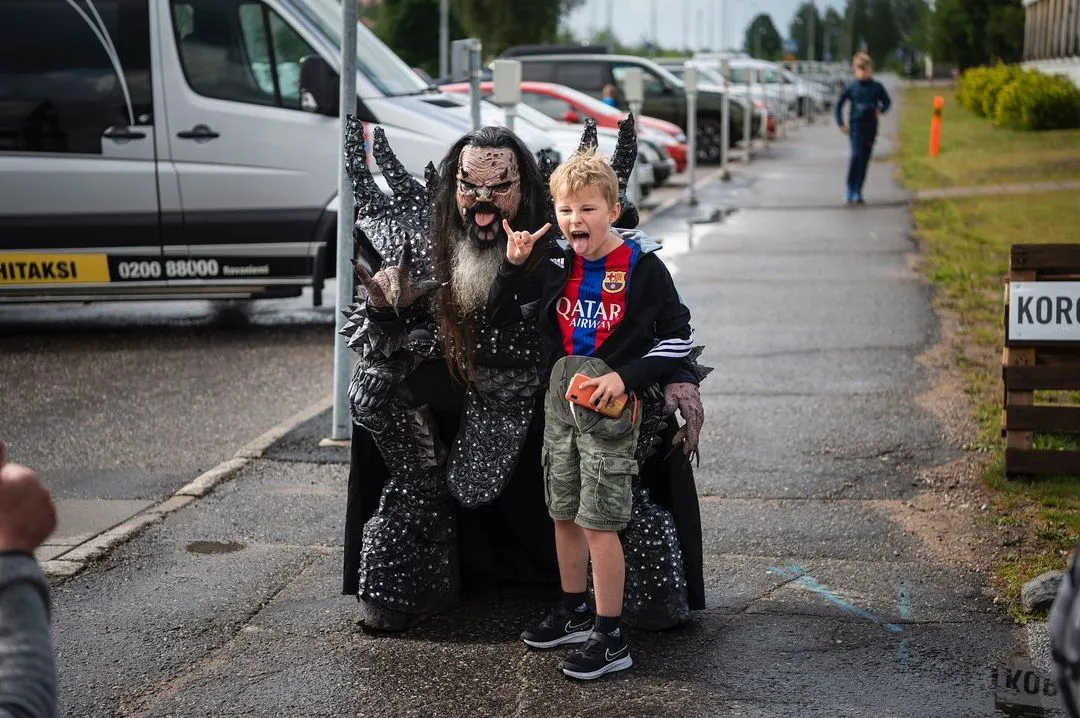 Переможець Євробачення-2006 Lordi з'явився на вакцинацію у костюмі монстра Переможець Євробачення-2006 Lordi з'явився на вакцинацію у костюмі монстра
