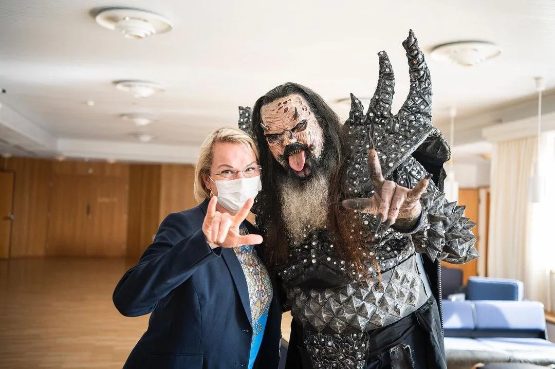 Переможець Євробачення-2006 Lordi з'явився на вакцинацію у костюмі монстра Переможець Євробачення-2006 Lordi з'явився на вакцинацію у костюмі монстра