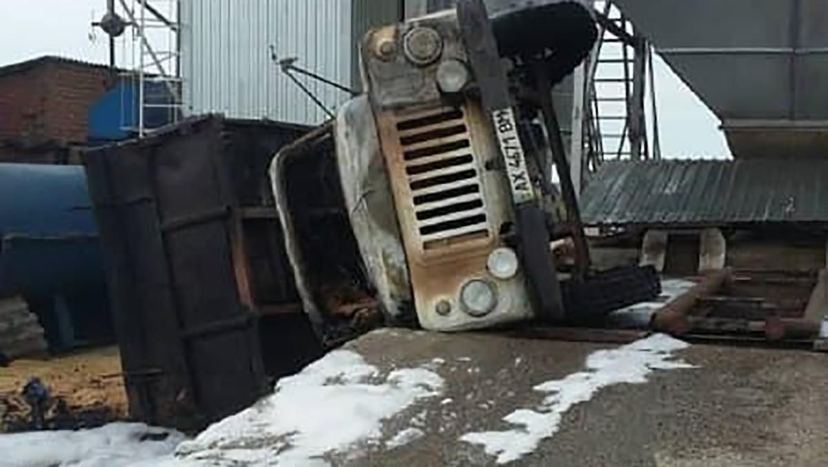 Вантажівка перекинулася та згоріла на Харківщині: є загиблий Вантажівка перекинулася та згоріла на Харківщині: є загиблий