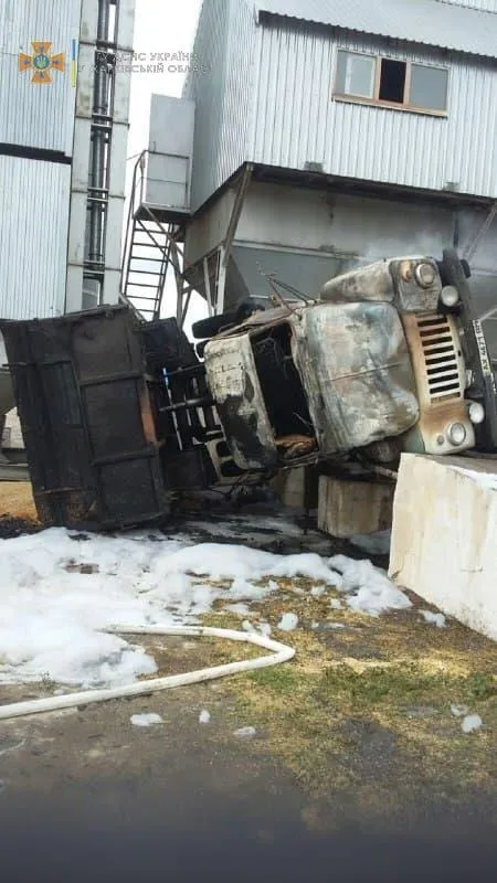 Вантажівка перекинулася та згоріла на Харківщині Вантажівка перекинулася та згоріла на Харківщині