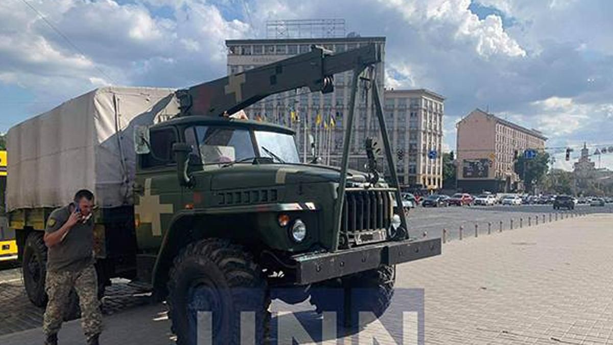 В Киеве военный грузовик без тормозов протаранил несколько автомобилей В Киеве военный грузовик без тормозов протаранил несколько автомобилей
