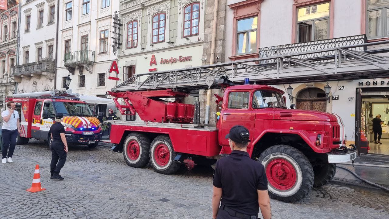 Пожар на площади Рынок во Львове 3 августа 2021: фото Пожар на площади Рынок во Львове 3 августа 2021: фото