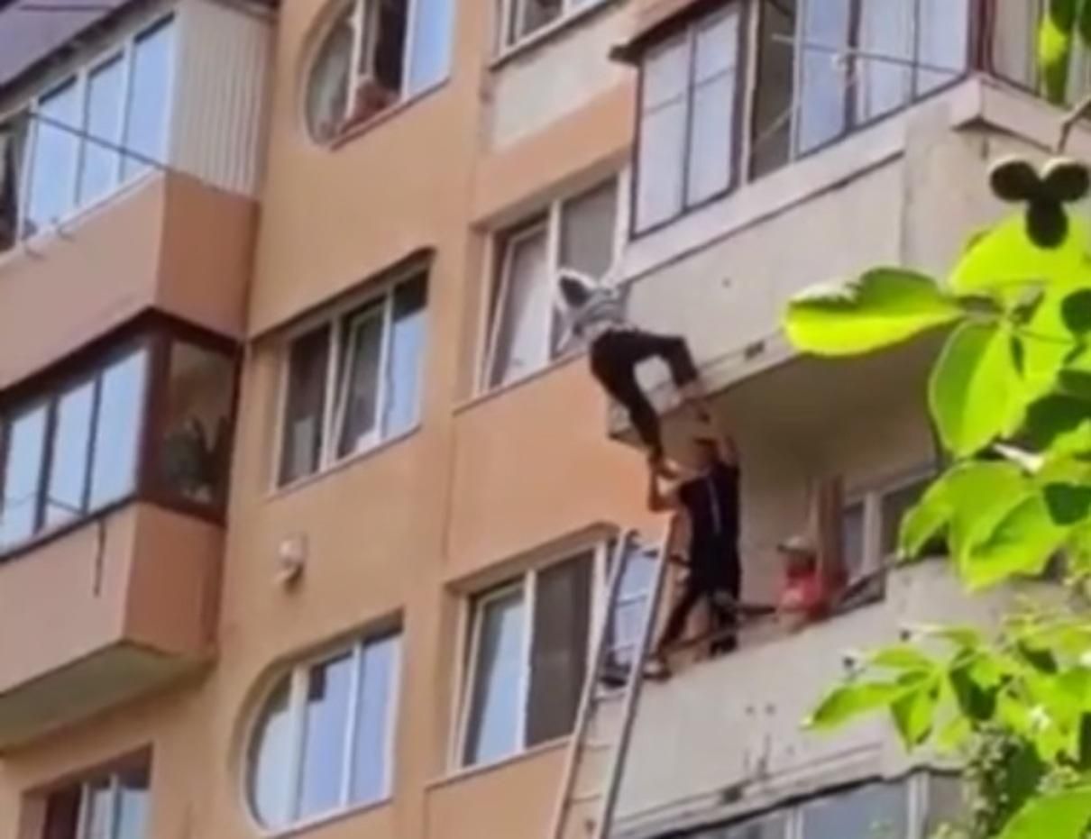 На Тернопільщині літня жінка випала з балкона і зачепилась за мотузки