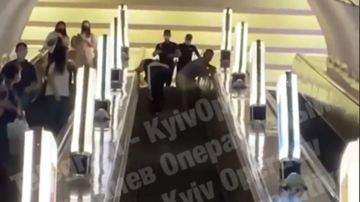 У київському метро пасажири влаштували відчайдушну бійку У київському метро пасажири влаштували відчайдушну бійку