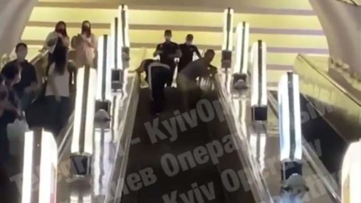 Просто на ескалаторі: у київському метро пасажири влаштували відчайдушну бійку – відео 18+