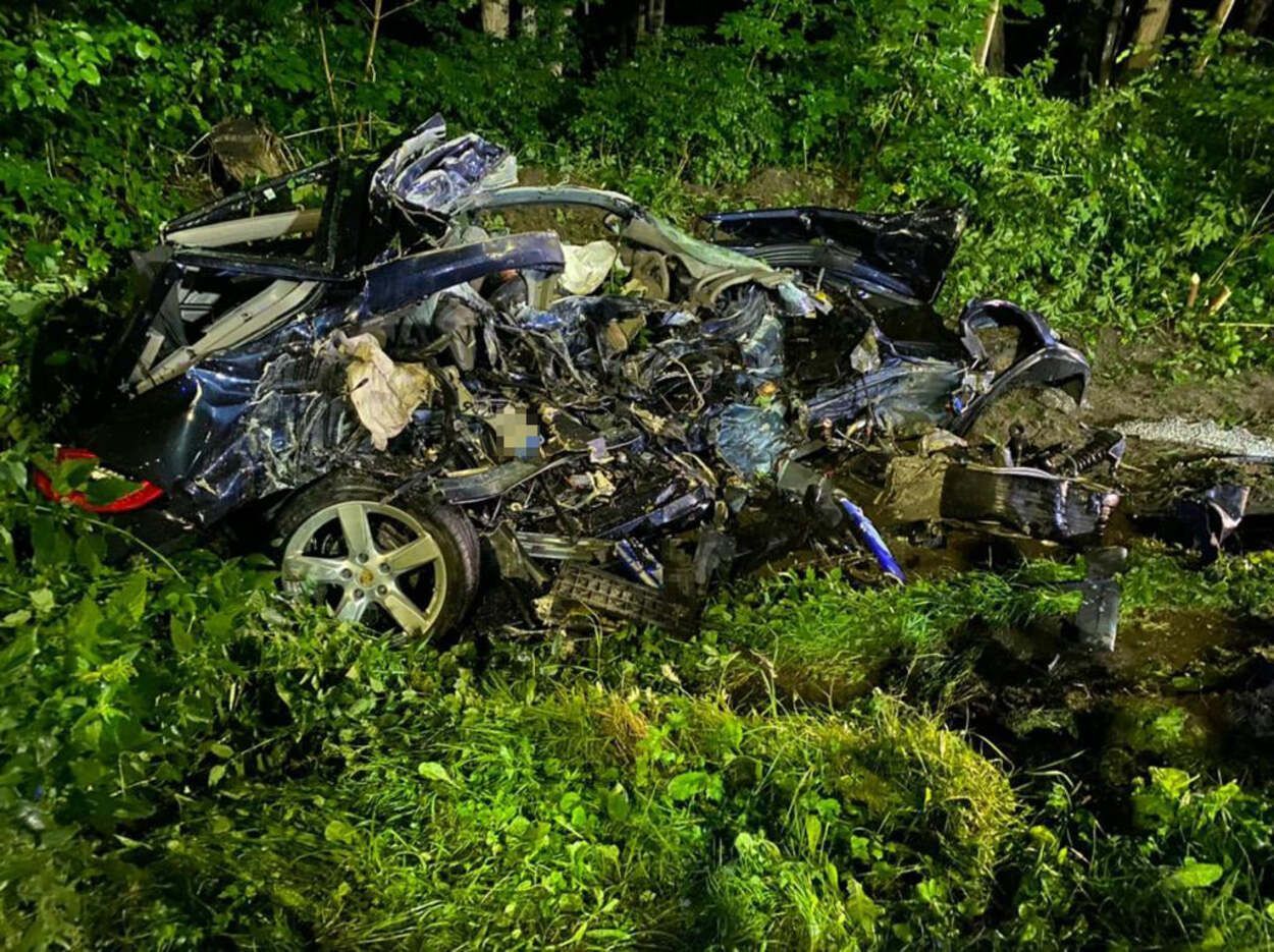 Погиб на месте: во Львове 23-летний водитель Porsche влетел в грузовик - фото Погиб на месте: во Львове 23-летний водитель Porsche влетел в грузовик - фото